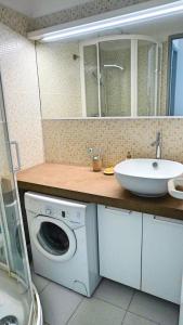 bagno con lavatrice e lavandino di Appartement 753, 4 personnes, vue mer By Palmazur a Cannes