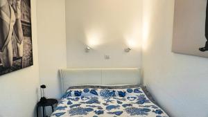 Appartement 753, 4 personnes, vue mer By Palmazur في كان: غرفة نوم بسرير ومخدة زرقاء وبيضاء