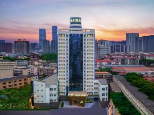 wysoki biały budynek przed miastem w obiekcie Atour Hotel Changsha Pedestrian Street IFC Center w mieście Changsha