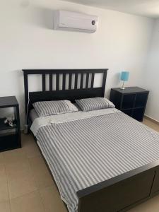 Ένα ή περισσότερα κρεβάτια σε δωμάτιο στο Campoamor Villa & Private Pool, Garden & Roof Terraces Distant Sea Views +38 φωτογραφίες
