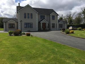 una gran casa blanca con entrada en Mayrone House B&B, en Donegal