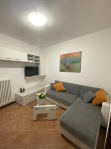 sala de estar con sofá y mesa en LAKE HOUSE near Bellagio, en Lezzeno