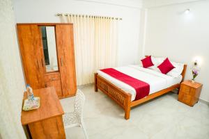 Una cama o camas en una habitación de Nest Mountain Munnar