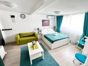 um pequeno quarto com uma cama e um sofá em Modern Studio Park Carol Unirii - LAM1 em Bucareste