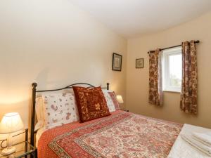 a bedroom with a bed and a window at Hop House in Hastings