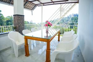Un balcón o terraza en Nest Mountain Munnar