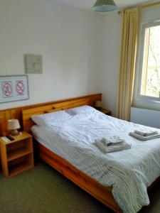 ein Schlafzimmer mit einem Bett mit zwei Handtüchern darauf in der Unterkunft Hotel du Centre in Châlus