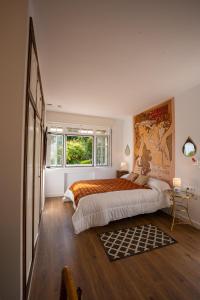 una camera con un grande letto e una finestra di finca dos Mares a Ferrol