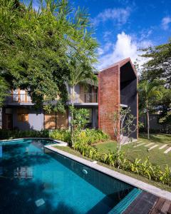 an image of a swimming pool in front of a house at LAKE VILLA by CARLSEN in Moratuwa