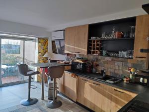 Kuchyňa alebo kuchynka v ubytovaní Magnifique appart neuf 6 pers CLIMATISE grande terrasse amenagee