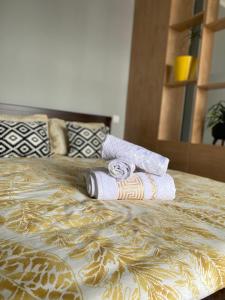 Кровать или кровати в номере Солнечная квартира рядом с EXPO