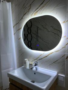 Ванная комната в Солнечная квартира рядом с EXPO