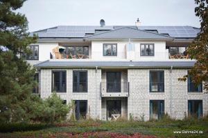 ein Haus mit Solarzellen auf dem Dach in der Unterkunft 1904 - Am Kurpark in Dahme