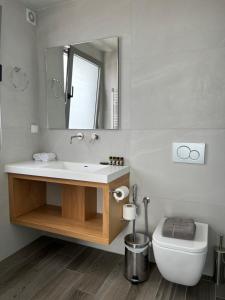 A bathroom at Majestic Acropolis-Lycabettus
