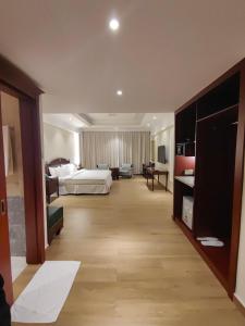 巴卡的住宿－ALYA Hotel，配有一张床和一张书桌的酒店客房
