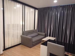 - un salon avec une chaise et une fenêtre dans l'établissement BangKok Eyes, à Bangkok