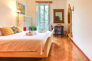 a bedroom with a large bed in a room at Case VR Holiday Il Giardino dei Glicini in Verona