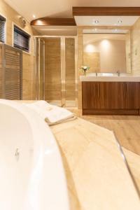 a large bathroom with a tub and a sink at Ribblesdale Park in Gisburn