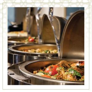 una fila de bandejas de comida en un restaurante en Diwan Residence Hotel- ِAlnaeem, en Yeda