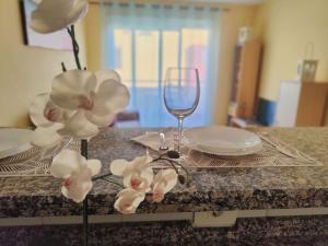 プエルト・デ・サンティアゴにあるsol y marのワインと花のテーブル