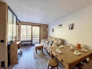 ein Wohnzimmer mit einem Tisch und einem Sofa in der Unterkunft RELAIS s30 in Saint-Jean-dʼAulps