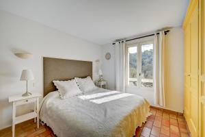 Ένα ή περισσότερα κρεβάτια σε δωμάτιο στο La Bastide des Jourdans - Piscine et climatisation +20 φωτογραφίες