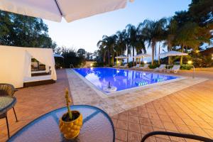 Bazén v ubytování Villa Rosemary nebo v jeho okolí