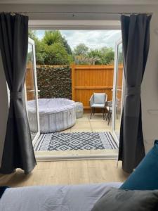 Habitación con vistas a un dormitorio con cama y espejo. en Stylish 1 bedroom studio outdoor area and hot tub, en Bournemouth