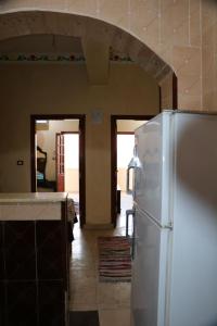 cocina con nevera blanca en una habitación en Twin rooms close to most tourist areas, en Luxor