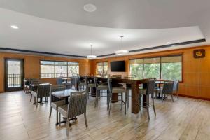 een vergaderzaal met een tafel en stoelen en een televisie bij Comfort Suites Stockbridge Atlanta South in Stockbridge