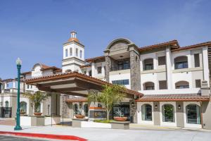 um grande edifício branco com uma torre de relógio em La Quinta Inn & Suites by Wyndham Santa Cruz em Santa Cruz