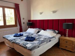 a bedroom with a bed with two blue towels on it at El Valle Verde in Monte Pego