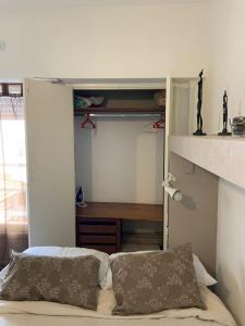een kleine slaapkamer met een bed en een bureau bij Estudio Mar in Mar del Plata
