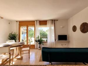 Televízia a/alebo spoločenská miestnosť v ubytovaní Apartamentos CASA MAREA La Fosca parking y piscina