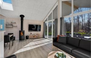 een woonkamer met een bank en een open haard bij Amazing Home In Oksbl With Indoor Swimming Pool in Oksbøl