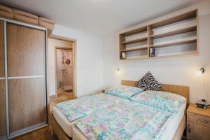 Un dormitorio con una cama y una puerta corrediza de vidrio. en Apartments Mavel, en Umag