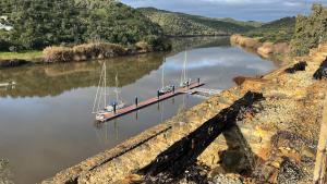 une rivière avec des bateaux amarrés dans l'eau dans l'établissement Casa del Ingeniero 4 Hab 8 Pers 3 Chimeneas con horno, à Puerto de la Laja