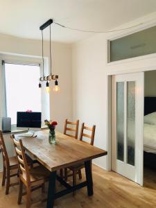 トロイスドルフにあるTroisdorf - City - 64Qm - 1 bis 3 Schlafplätzeの木製のテーブルと椅子のあるダイニングルーム