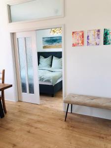 ein Schlafzimmer mit einem Spiegel und einem Bett darin in der Unterkunft Villa Mannstaedt - Troisdorf - Komplette Unterkunft in Troisdorf
