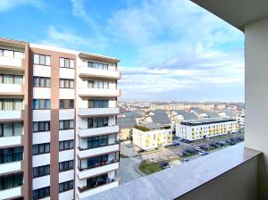 - une vue sur la ville depuis un bâtiment dans l'établissement Coquette Apartment, à Braşov