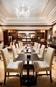 een grote vergaderzaal met een lange tafel en stoelen bij LH Hotel Andreotti in Rome