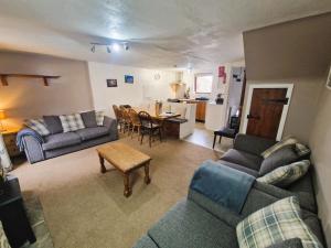 霍普的住宿－Twitchill Farm Holiday Cottage，客厅配有沙发和桌子