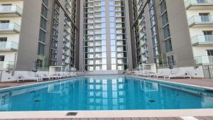 STAY BY LATINEM Luxury 1BR Holiday Home CVR A2309 near Burj Khalifaの敷地内または近くにあるプール