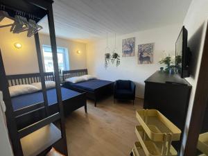 Zimmer mit einem Etagenbett und einem Schreibtisch in der Unterkunft Ferienwohnung „Haus Herbert“ Wohnung „Emma“ 
