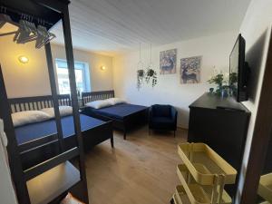 Camera con letto a castello e scrivania. di Ferienwohnung „Haus Herbert“ Wohnung „Emma“ a Langsdorf
