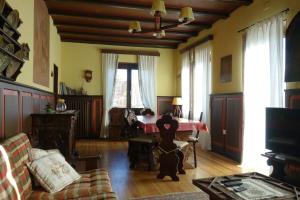 salon z kanapą i stołem w obiekcie Villa Molteni, Ville di Fiemme, Varena w mieście Varena