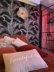 um quarto com uma cama com uma parede em BEAUTIFUL LIFE BED and SPA em Mirecourt