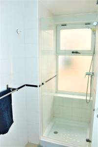 ムルシアにあるStay El Rinconのバスルーム(ガラスドア付きのシャワー付)