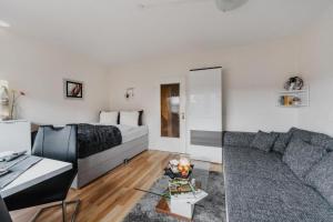 een woonkamer met een bed en een bank bij kleiner Wumbi Braunlage in Braunlage