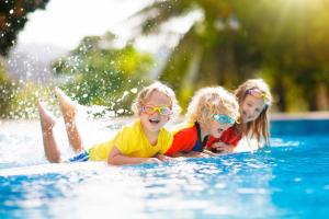 Bazén v ubytování QAWRA Palace Resort & SPA nebo v jeho okolí